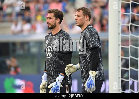 Bologne, Italien. 04.. Juni 2022. v.li:goalwart Kevin TRAPP (GER), goalwart Manuel NEUER (GER) Aufwärmen, Action. Fußball UEFA Nations League, Gruppenphase 1.Spieltag Italien (ITA) - Deutschland (GER) 1-1, am 4.. Juni 2022, Renato Dall `Ara Stadium Bologna Credit: dpa/Alamy Live News Stockfoto